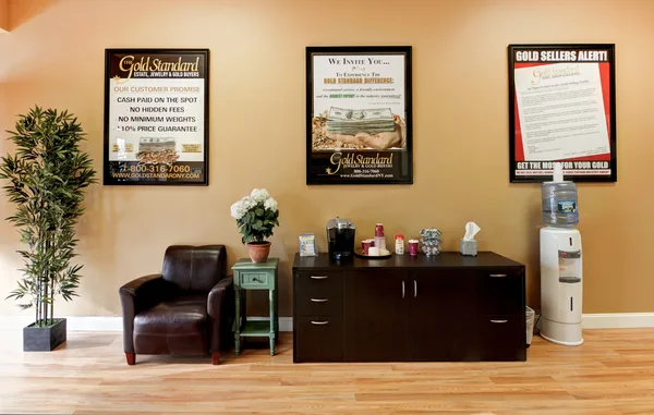 Buy-counter signage explaining the gold evaluation process